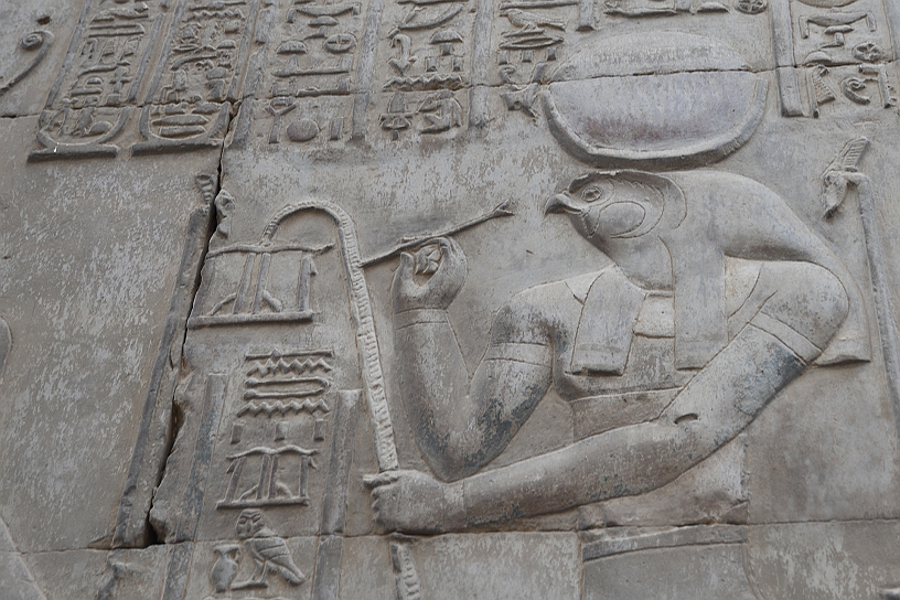 53 MAK_6369.jpg - Khonsu dio del tempo, della guarigione, della fertilità e protettore dei malati nell'atto di scrivere o misurare il tempo.